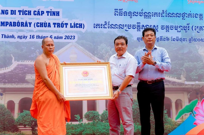 Đón nhận bằng xếp hạng di tích lịch sử cấp tỉnh đối với chùa Champabôrây