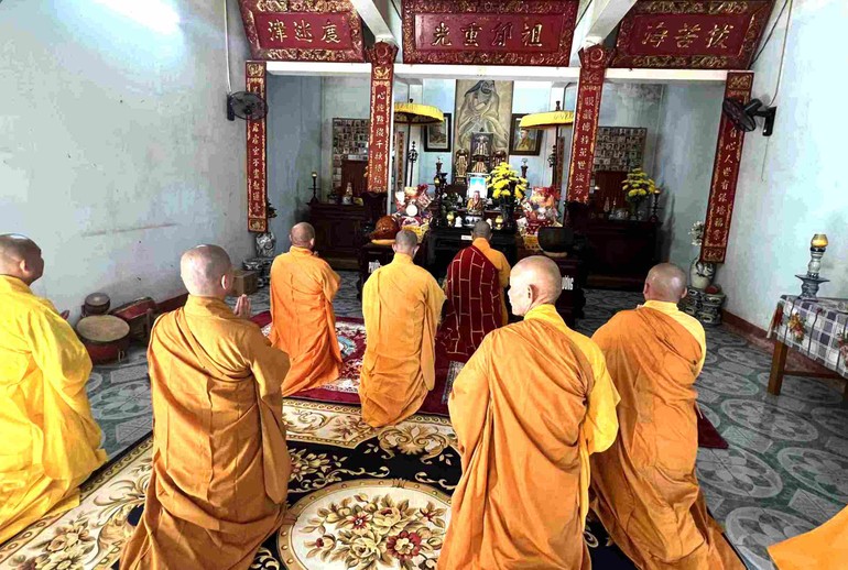 Chư tôn đức đảnh lễ Tam bảo tại chánh điện chùa Tịnh Quang - Văn phòng Ban Trị sự huyện