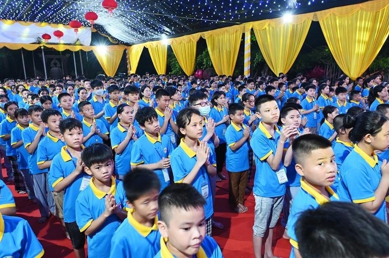 Các em thiếu niên tham gia khóa tu mùa hè tại chùa Khánh Quang
