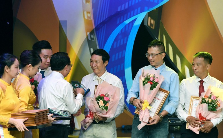 Nhà báo Trần Thế Phong, Báo Giác Ngộ nhận giải về phóng sự ảnh, tại Đài truyền hình TP.HCM, sáng 21-6