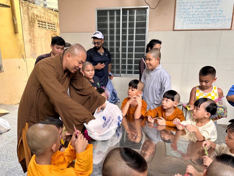  Đại đức Thích Minh Phú trao quà cho trẻ em mồ côi đang được nuôi dưỡng tại chùa Phật Minh, xã Giao Long