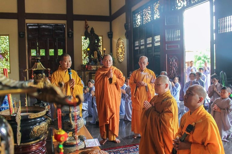 Đoàn chư Tăng, Phật tử chùa Phước Duyên, Quảng Minh cúng dường các trường hạ trong tỉnh