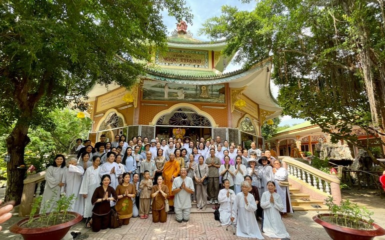 Đoàn tịnh xá Trung Tâm chụp ảnh lưu niệm tại tịnh xá Ngọc Thạnh, tỉnh Bà Rịa - Vũng Tàu