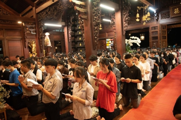 1.000 học sinh tham dự lễ cầu nguyện tại Sắc Tứ Khải Đoan