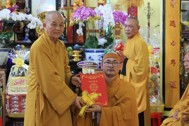 Hòa thượng Thích Minh Thiện trao quyết định bổ nhiệm trụ trì chùa Thiên Long đến Đại đức Thích Giác Đức