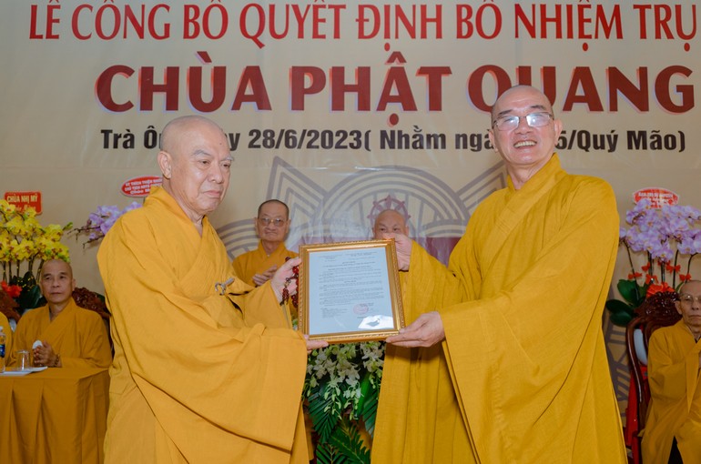 Thượng tọa Thích Lệ Lạc, Trưởng ban Trị sự Phật giáo tỉnh trao quyết định bổ nhiệm trụ trì chùa Phật Quang đến Hòa thượng Thích Nhựt Hỷ.
