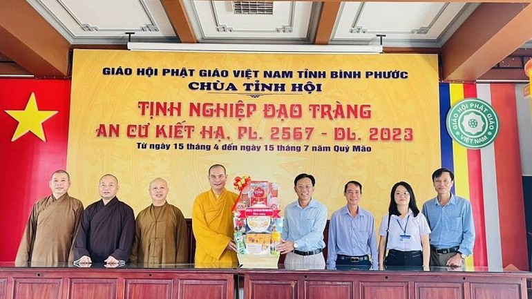 Ông Phạm Quang Hà, Trưởng ban Tôn giáo tỉnh tặng quà chúc mừng chư Tăng đang an cư tại chùa Tỉnh Hội