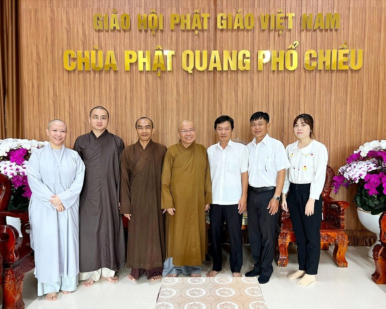  Ông Lê Văn Núi, Trưởng ban Tôn giáo tỉnh làm trưởng đoàn thăm trường hạ Phật Quang Phổ Chiếu