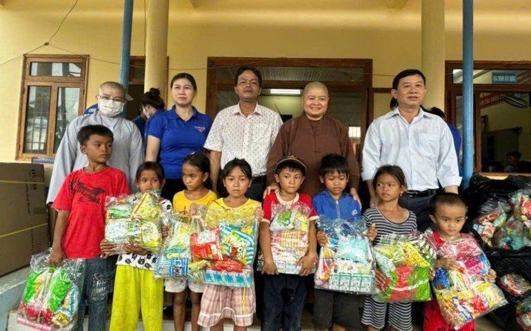 Ban Từ thiện xã hội Phật giáo H.Tánh Linh tặng quà đến các em học sinh trên địa bàn huyện.