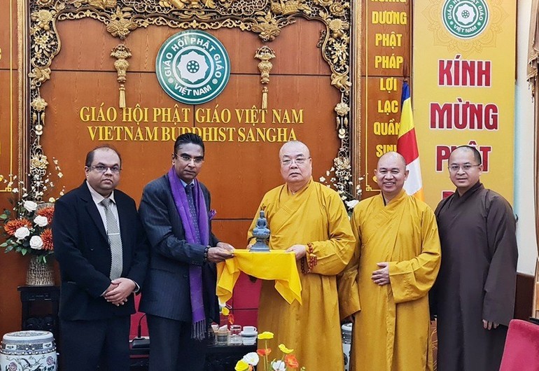  Hòa thượng Thích Thanh Nhiễu tặng tôn tượng Phật đến Đại sứ đặc mệnh toàn quyền Sri Lanka tại Việt Nam 