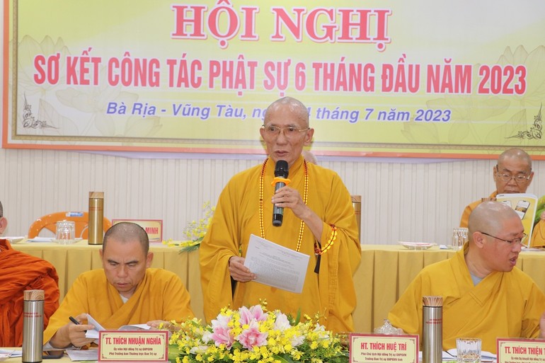 Hòa thượng Thích Huệ Trí phát biểu khai mạc hội nghị sơ kết hoạt động Phật sự 6 tháng đầu năm 2023