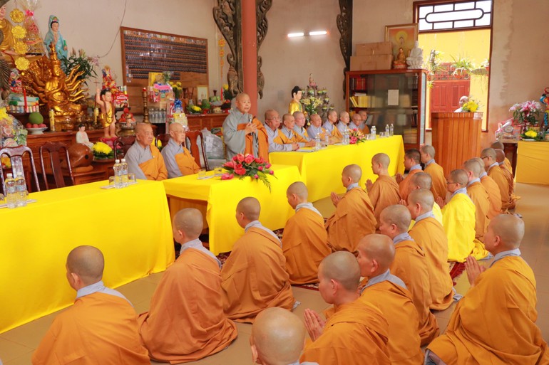 Ni trưởng Thích nữ Tịnh Nghiêm chia sẻ với hành giả Ni trường hạ chùa Phước Quang, tỉnh Đắk Nông