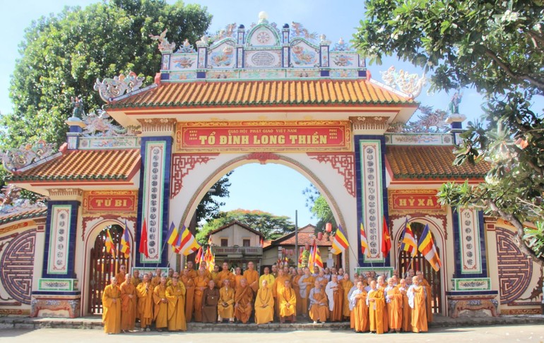 Chư tôn đức Ban Trị sự tỉnh chụp ảnh lưu niệm tại trường hạ tổ đình Long Thiền