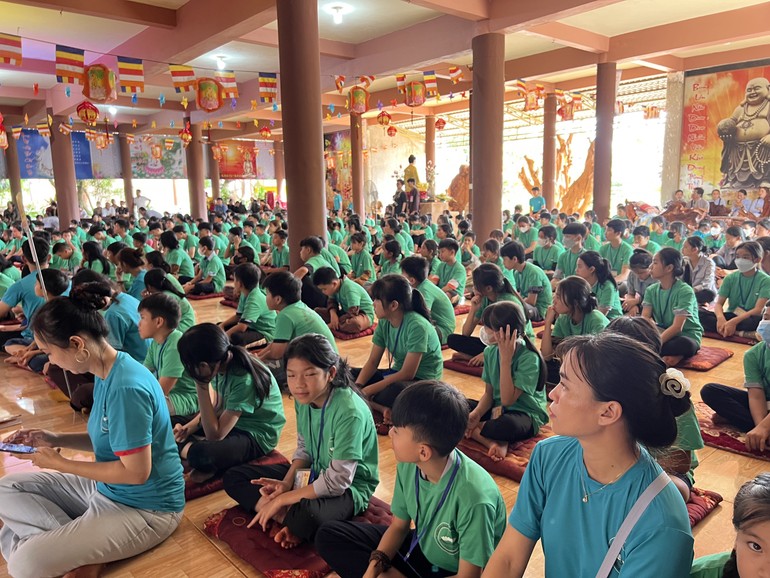 Khóa tu "Con về quy y kính Phật" lần 1 với khoảng 300 thanh thiếu niên Phật tử
