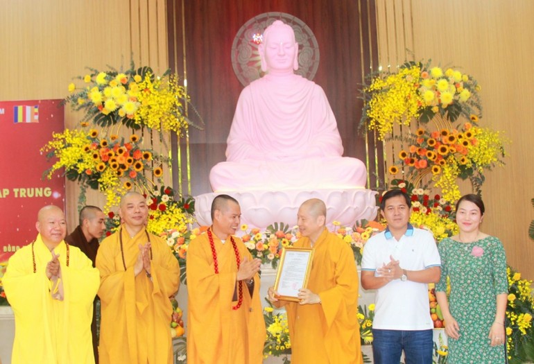 Thượng tọa Thích Minh Trí trao Giấy Chứng nhận điểm sinh hoạt tôn giáo tập trung Phước Quang đến Thượng tọa Thích Chân Quang