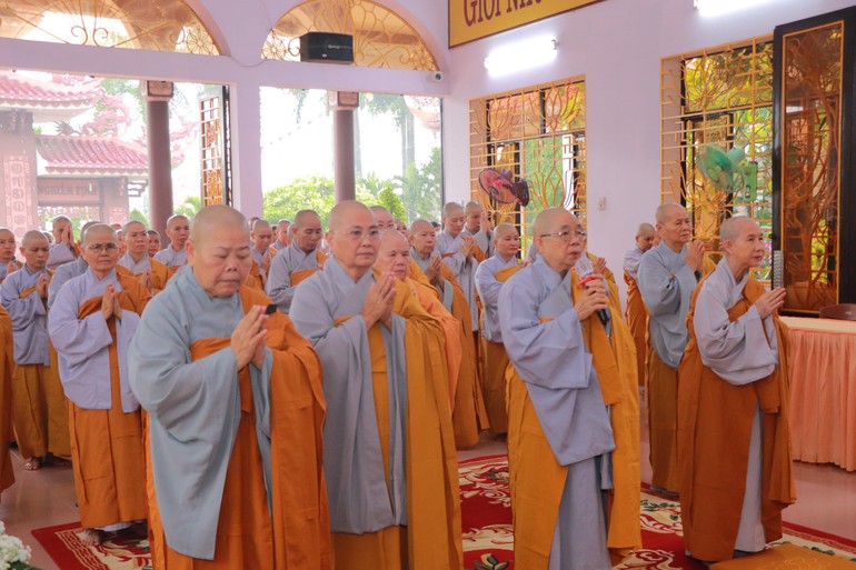 Chư tôn đức Ni Phân ban Ni giới T.Ư tác bạch tại trường hạ chùa Tôn Vân, tỉnh Long An
