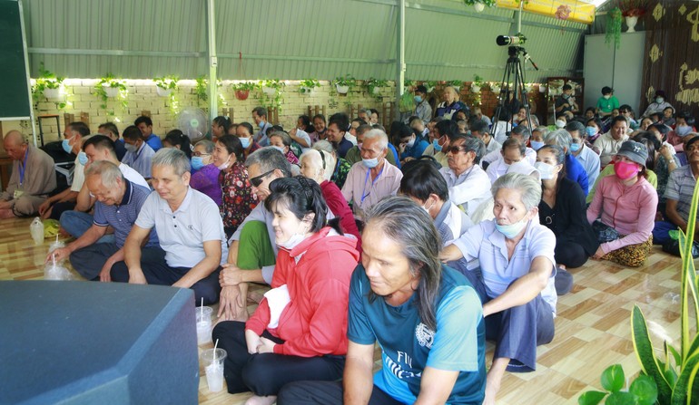 Ban Từ thiện thiền viện Vạn Hạnh tổ chức trao quà đến 110 người mù tại H.Dầu Tiếng