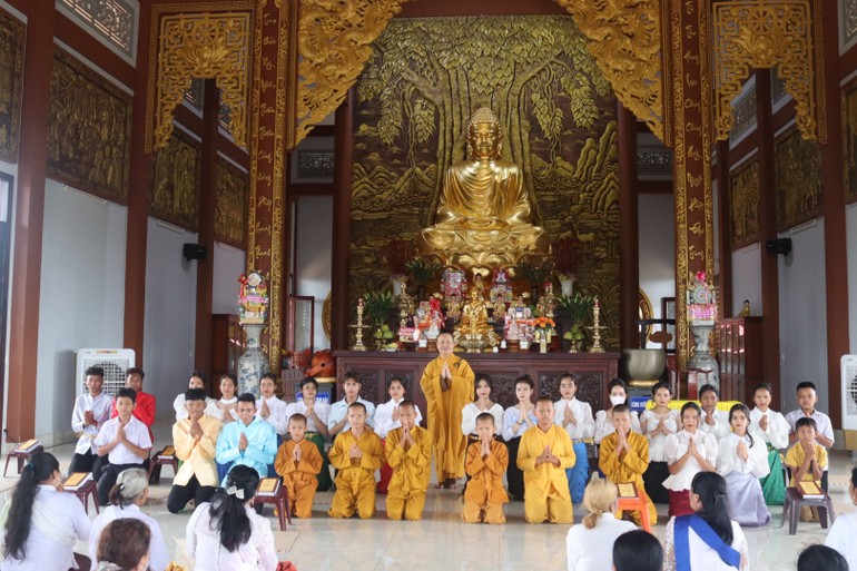 Phật tử chùa Sóc Lớn tại chùa Tỉnh Hội