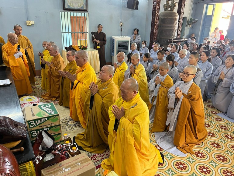 Đoàn chư Tăng hướng dẫn Phật tử đến các tỉnh miền Trung từ Bình Thuận đến Thừa Thien Huế