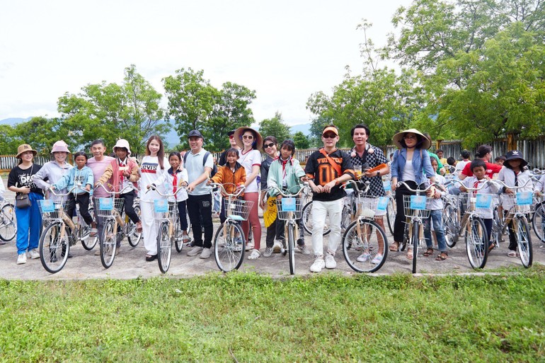 Đoàn trao xe đạp đến học sinh khó khăn tại địa phương