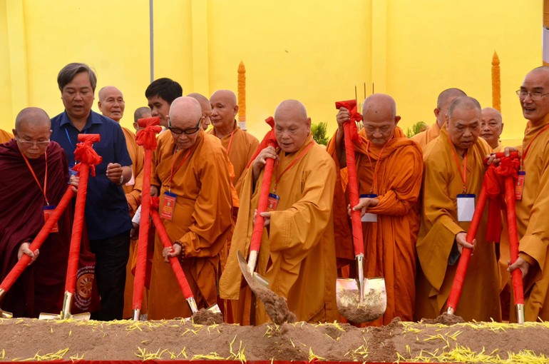 Thực hiện nghi thức động thổ xây dựng Văn phòng Ban Trị sự tỉnh trong khuôn viên chùa Phật Ngọc Xá Lợi Vĩnh Long