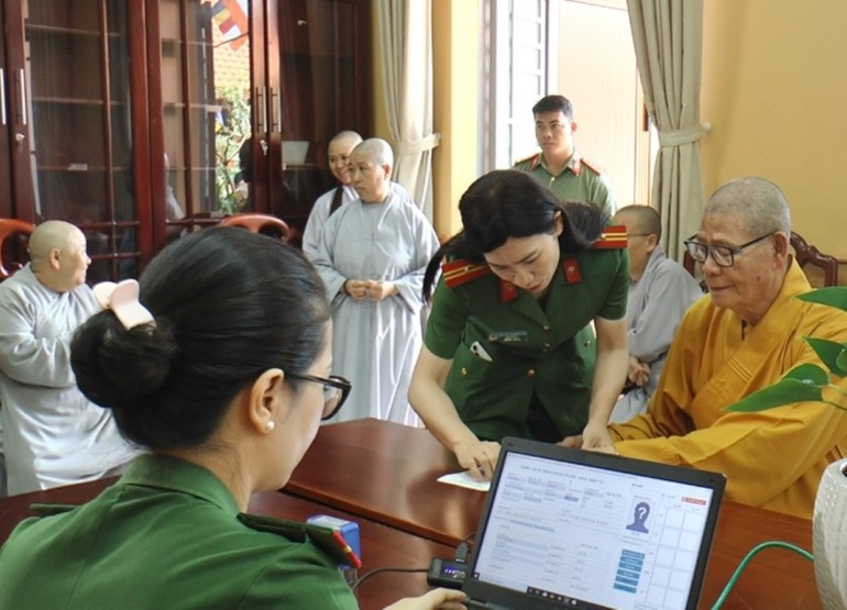 Hòa thượng Thích Châu Quang, Ủy viên Hội đồng Trị sự, Trưởng ban Trị sự GHPGVN tỉnh được hỗ trợ thực hiện các bước đăng ký, kích hoạt Căn cước công dân điện tử