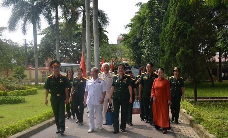 Câu lạc bộ Cựu chiến binh Phật tử và Câu lạc bộ Thanh thiếu niên Phật tử chùa Quán Sứ thăm Trung tâm Điều dưỡng Thương binh Duy Tiên 