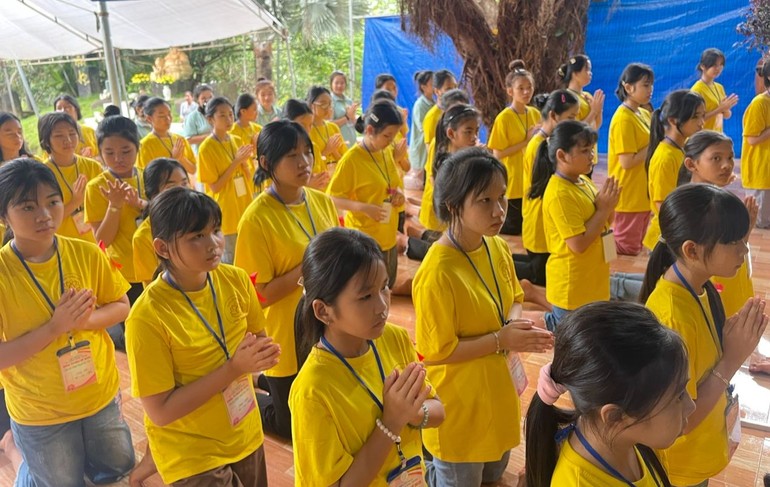 Thanh thiếu niên Phật tử, học sinh trên địa bàn H.Bù Đăng về chùa Thanh An tham gia khóa tu