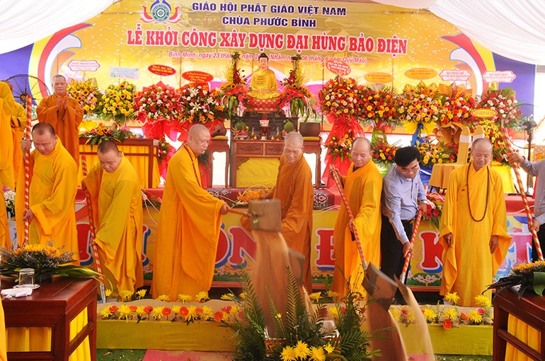Thực hiện nghi thức khởi công trùng tu ngôi Tam bảo chùa Phước Bình