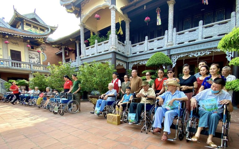 Thượng tọa Thích Giác Vũ và các Phật tử trao tặng 15 xe lăn 