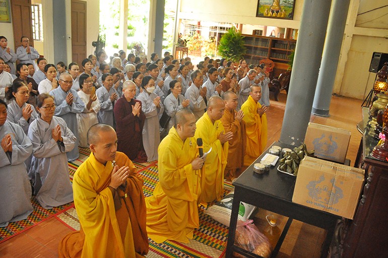 Chư Tăng, Phật tử Phân ban Cư sĩ Phật tử tỉnh thăm, cúng dường các đạo tràng