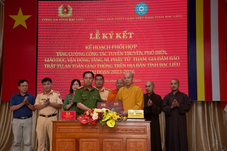 Thượng tọa Thích Giác Nghi cùng Đại tá Bùi Xuân Khởi đã thực hiện nghi thức ký kết văn bản