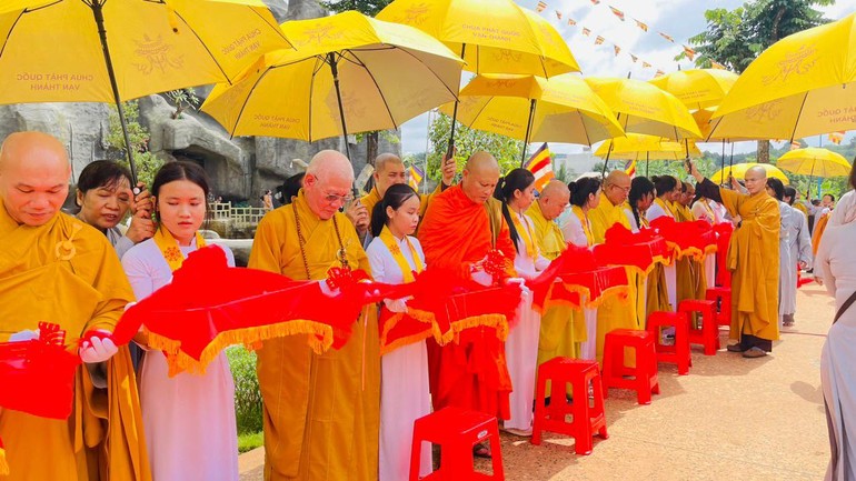 Chư tôn đức cắt băng khánh thành công trình núi Phổ Đà tại chùa Phật Quốc Vạn Thành