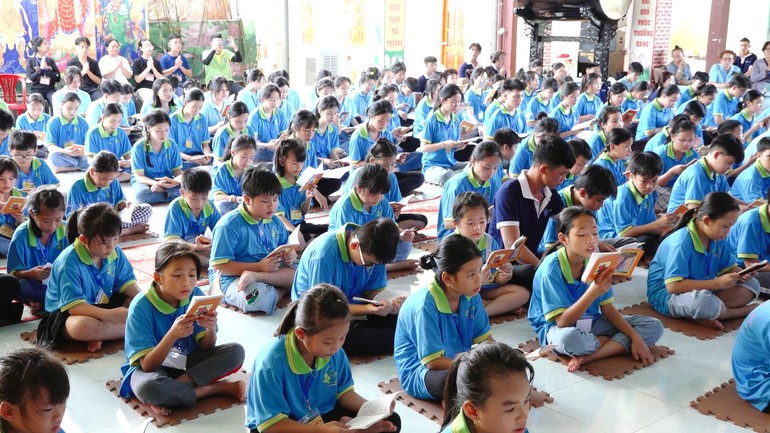 200 tu sinh được tu học trong một ngày tại chùa Phước Duyên