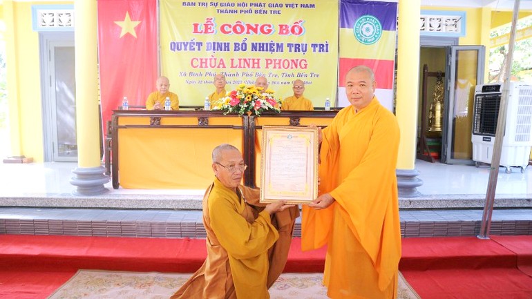 Thượng tọa Thích Trí Thọ trao quyết định bổ nhiệm chùa Linh Phong đến Đại đức Thích Lệ Minh