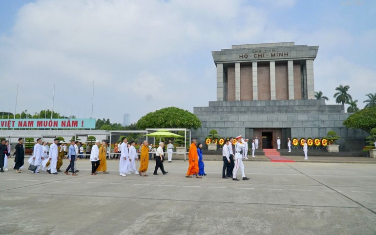 Đoàn "Hành trình kết nối" viếng Lăng Chủ tịch Hồ Chí Minh