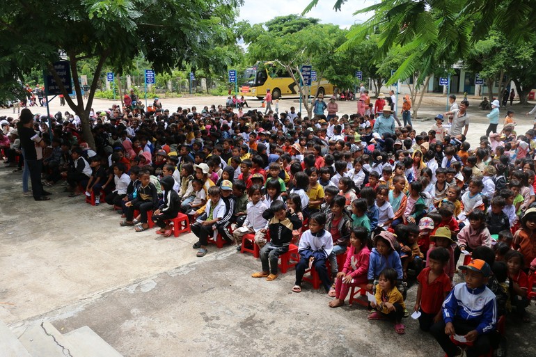 Học sinh người dân tộc Ba-na đang học Trường Phổ thông dân tộc bán trú Tiểu học và Trung học cơ sở Nguyễn Khuyến
