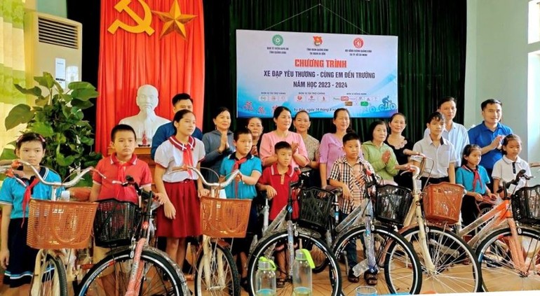 Trao 10 xe đạp cho học sinh Trường Trung học Cơ sở Quảng Hòa, TX.Ba Đồn