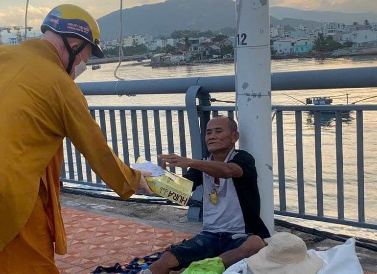 Đại diện Ban Từ thiện xã hội Phật giáo tỉnh Khánh Hòa trao quà Vu lan đến người vô gia cư