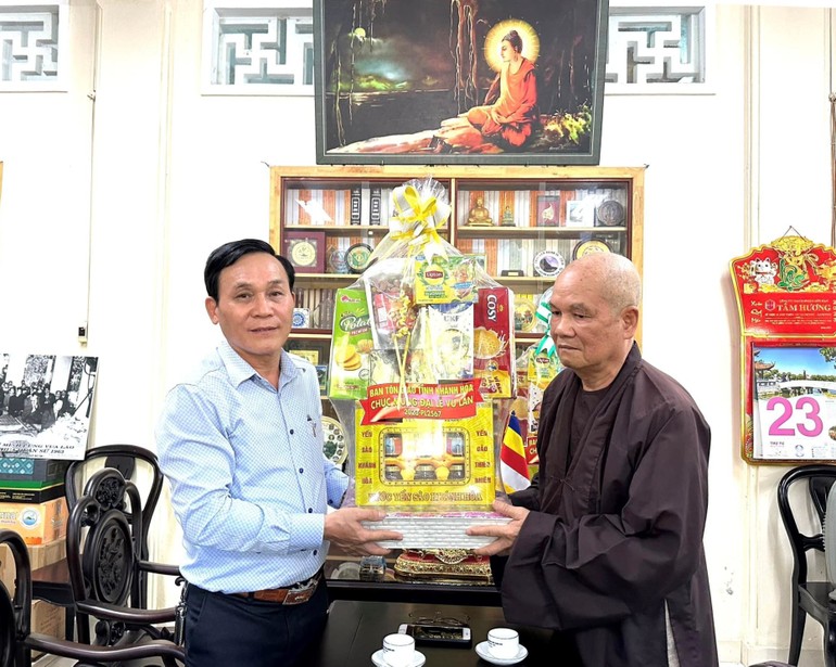 Ông Nguyễn Hữu Dinh trao quà chúc mừng Vu lan - Báo hiếu đến Hòa thượng Thích Minh Thông
