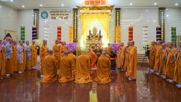 Chư tôn đức thực hiện khóa lễ cúng Phật tại Pháp hội Vu lan - Việt Nam Quốc Tự
