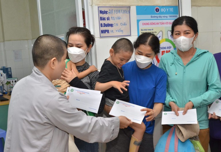 Ban Từ thiện xã hội Phật giáo TP.Đà Nẵng và chùa Bảo Quang tặng quà Vu lan cho bệnh nhi