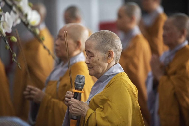 Niêm hương bạch Phật trong lễ Tự tứ tại tổ đình Kim Sơn, Q.Phú Nhuận