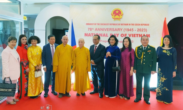 Hòa thượng Thích Bảo Nghiêm, Thượng tọa Thích Đức Thiện tham dự sự kiện kỷ niệm thành lập nước CHXHCN Việt Nam tại thủ đô Praha - Ảnh: Hacan