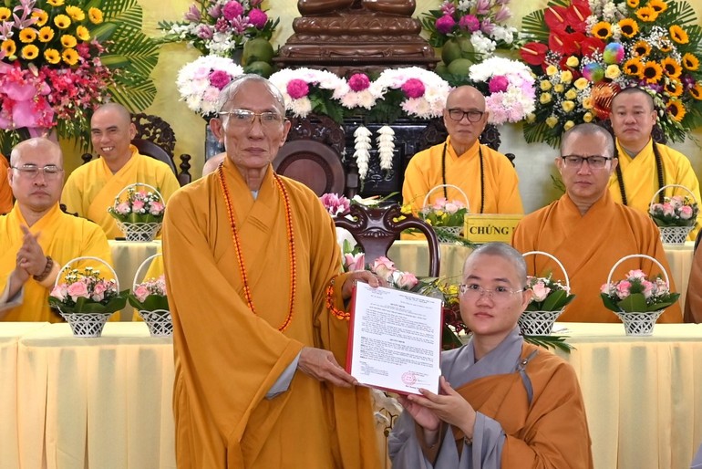 Hòa thượng Thích Huệ Trí trao quyết định bổ nhiệm trụ trì chùa Từ Ân đến Sư cô Thích nữ Nhuận Thiện