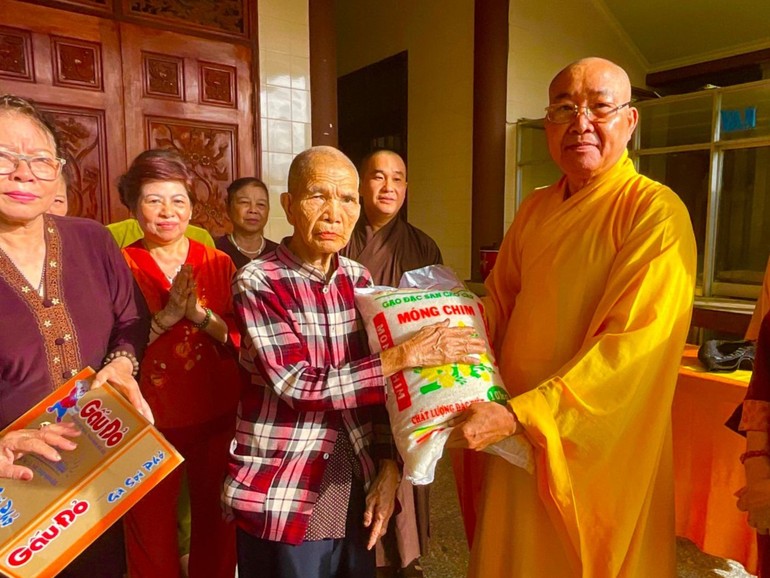 Hòa thượng Thích Minh Nhật, Trưởng ban Trị sự GHPGVN tỉnh Bình Thuận trao quà đến gia đình khó khăn