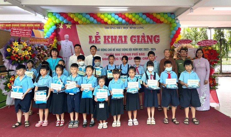 Ni sư Thích nữ Quảng Nhật trao học bổng cho học sinh Trường Tiểu học Bình Long (P.Bình Hưng Hòa, Q.Tân Bình)