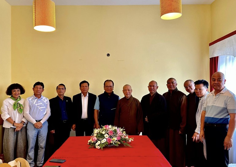 Phái đoàn gặp gỡ, chụp ảnh lưu niệm cùng các vị Đại sứ đặc mệnh toàn quyền nước CHXHCNVN, lãnh đạo hội người Việt Nam tại Séc, Hội Phật tử Việt Nam tại Séc