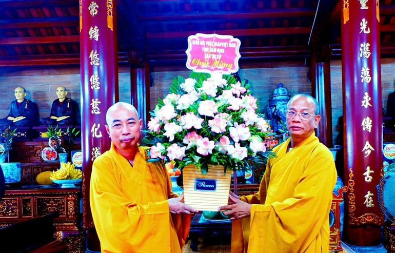 Hòa thượng Thích Quảng Hà tặng hoa đến Hòa thượng Thích Thanh Thịnh, Phó ban Trị sự GHPGVN tỉnh, Trưởng ban Trị sự GHPGVN H.Nam Trực
