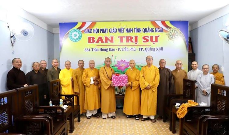 Thượng tọa Thích Quảng Tuấn trao quà chúc mừng nhân chuyến thăm Ban Trị sự Phật giáo tỉnh Quảng Ngãi